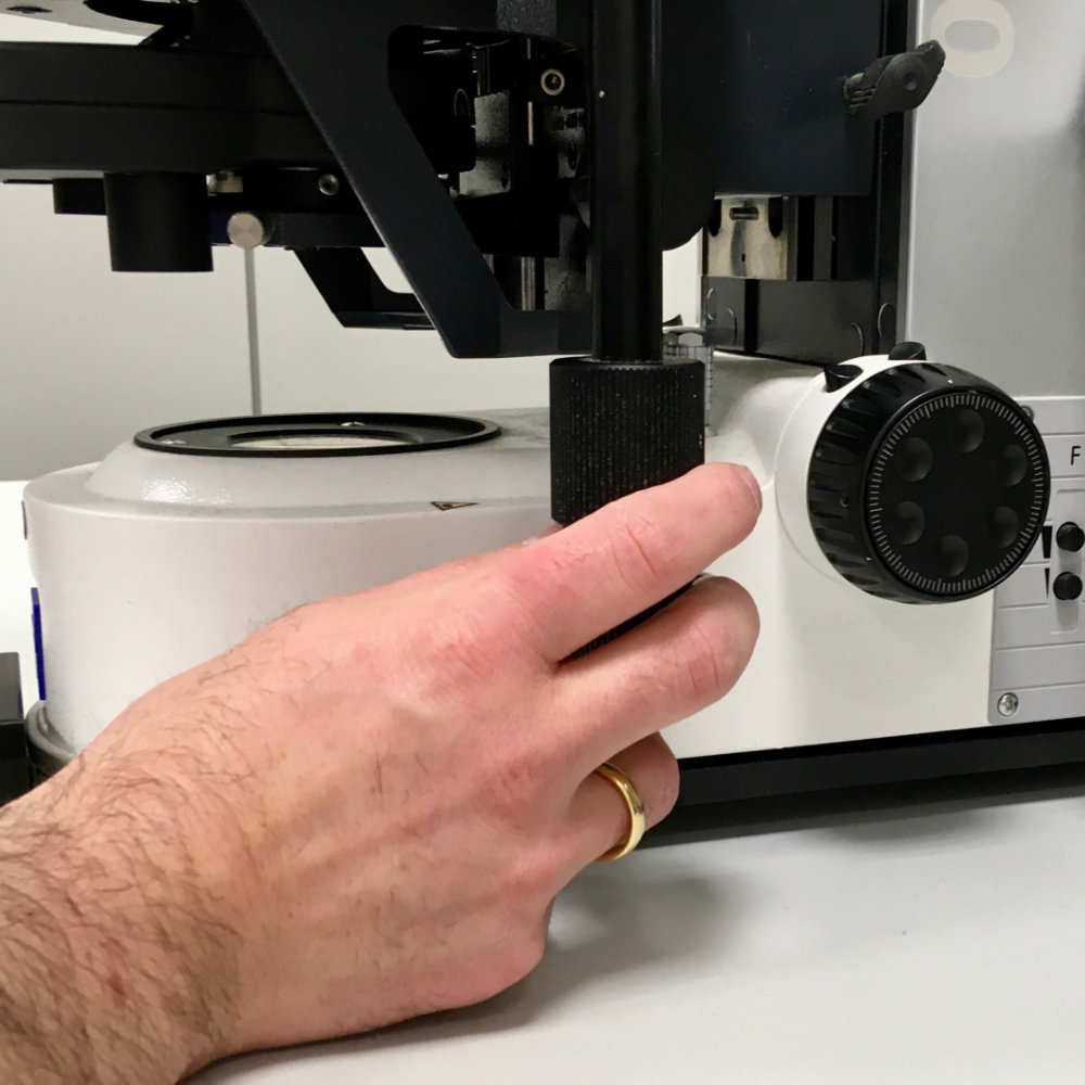 Ergonomische Handhaltung am Mikroskop ZEISS "AxioImager" mit Anti-Vibrationsplatte "LowProfile Version"