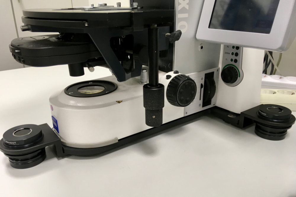 Anti-Vibrationsplatte "LowProfile Version" am Mikroskop ZEISS "AxioImager"