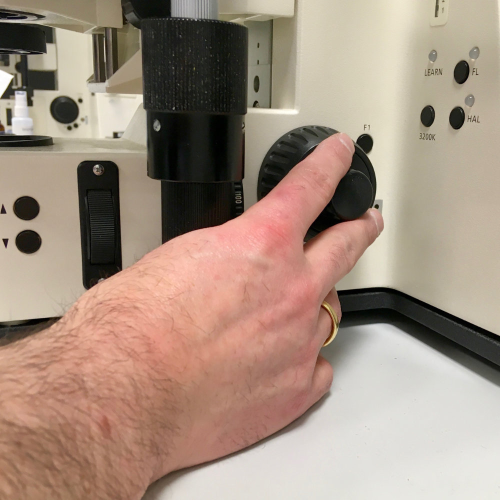 Ergonomische Handhaltung am Mikroskop ZEISS "Axioplan 2" mit Anti-Vibrationsplatte "LowProfile Version"
