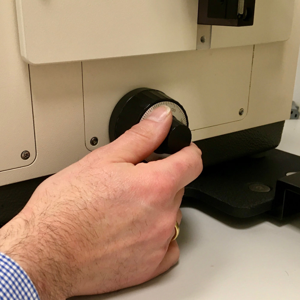 Ergonomische Handhaltung am Mikroskop ZEISS "Axiovert 10" mit Anti-Vibrationsplatte "LowProfile Version"